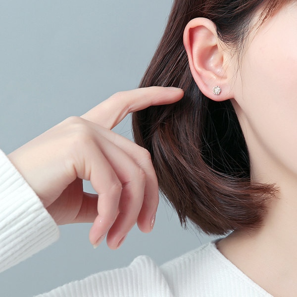 Cercei moderni cu flori pentru femei