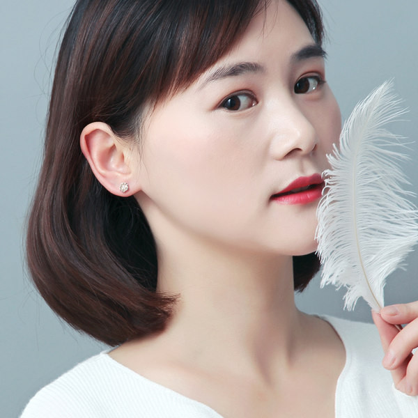 Cercei moderni cu flori pentru femei