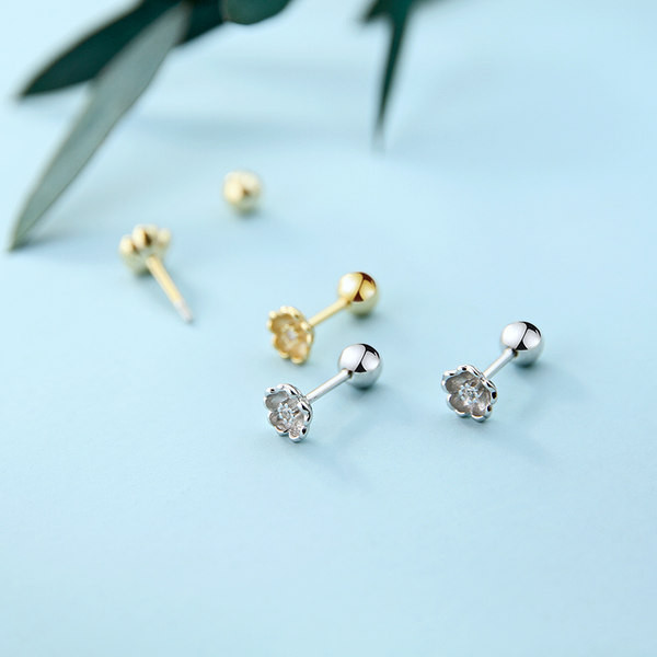 Cercei moderni cu flori pentru femei