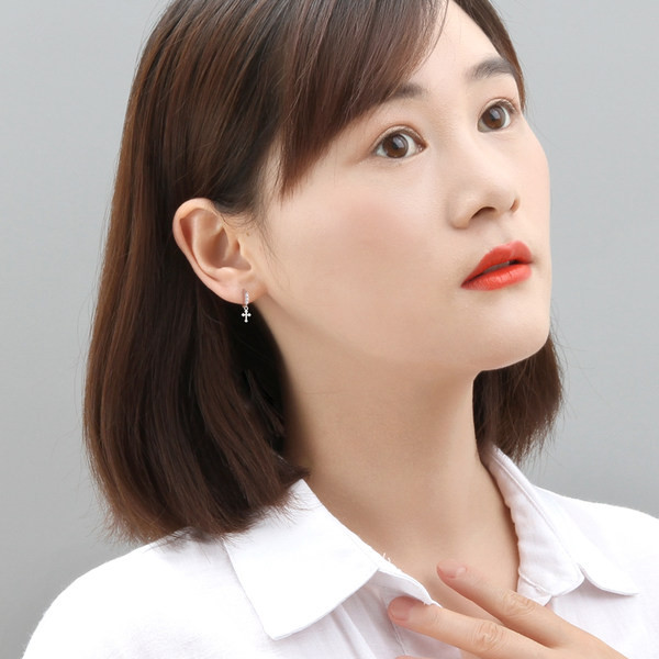 Cercei moderni de dama cu pandantiv in cruce si pietre decorative