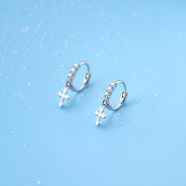 Cercei moderni de dama cu pandantiv in cruce si pietre decorative