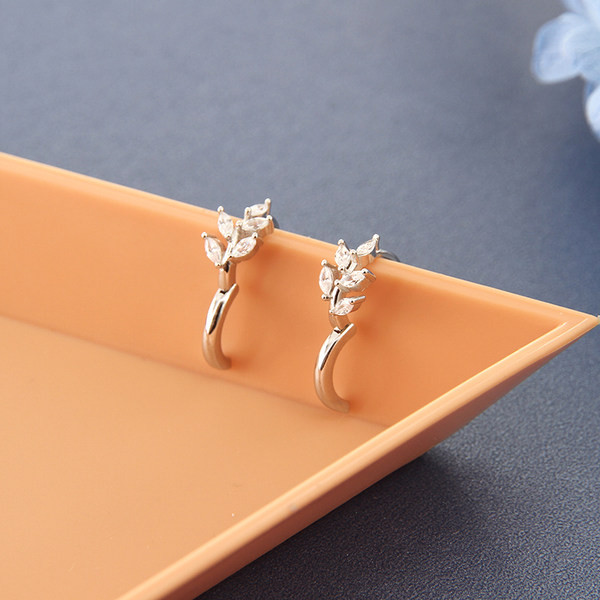 Model nou de cercei de dama cu pietre de culoare argintie