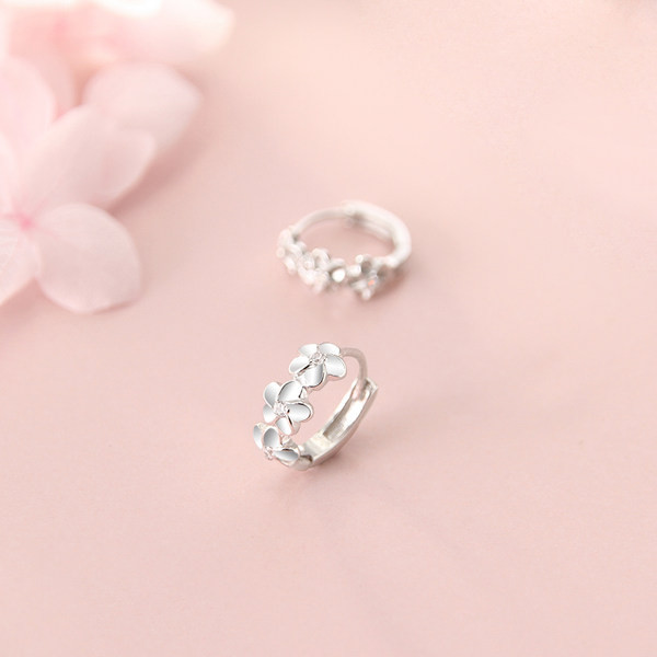 Cercei moderni de dama cu pietre