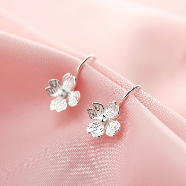 Cercei moderni in forma de floare