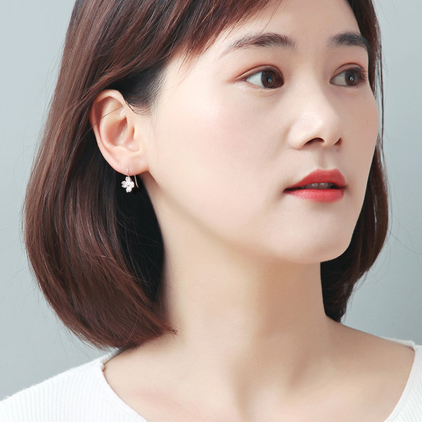 Cercei moderni in forma de floare