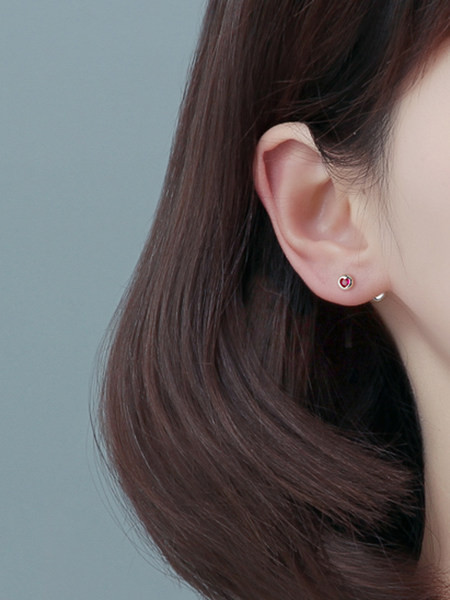 Cercei mici cu șurub pentru femei