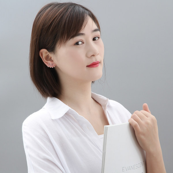 Cercei moderni de dama de culoare argintie