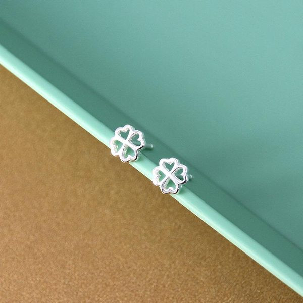 Model nou de cercei de dama in forma de floare