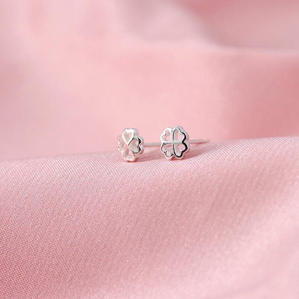 Model nou de cercei de dama in forma de floare