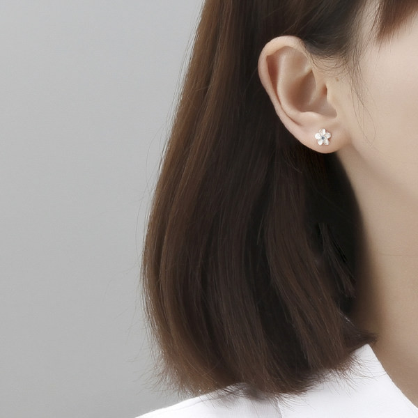 Cercei moderni in forma de floare - pentru femei