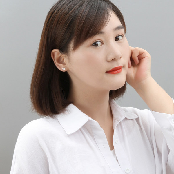 Cercei moderni in forma de floare - pentru femei