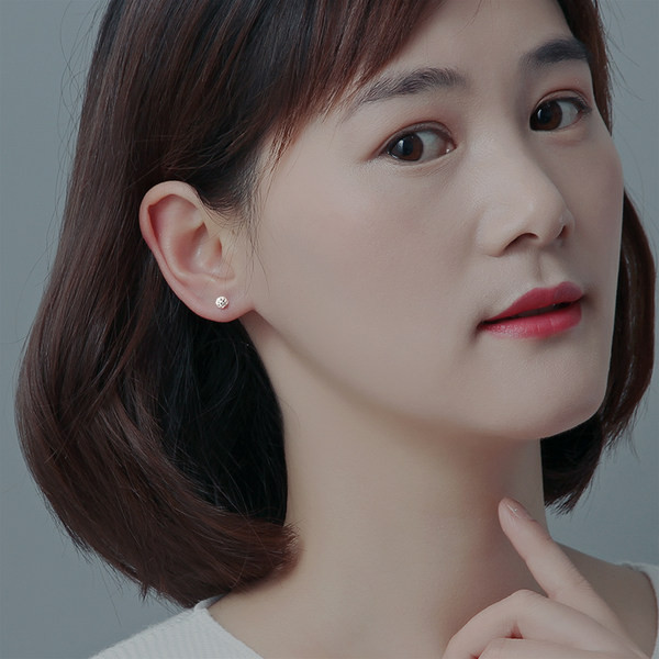 Cercei de damă pe șurub cu pietre și formă de bilă