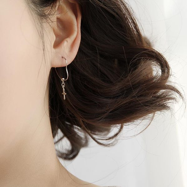 Cercei de dama in forma de inima cu pandantiv in cruce