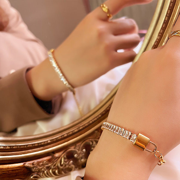 Bratara de dama cu element metalic