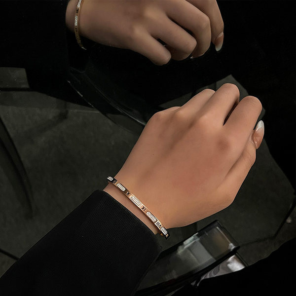 Bratara de dama moderna cu pietre decorative, model nou