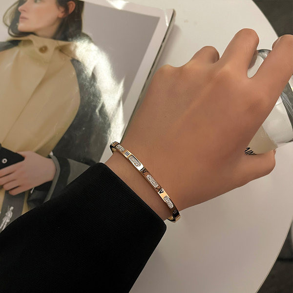 Bratara de dama moderna cu pietre decorative, model nou