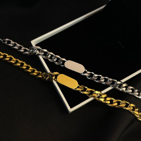 Naiste titaanterasest käevõru plaadiga