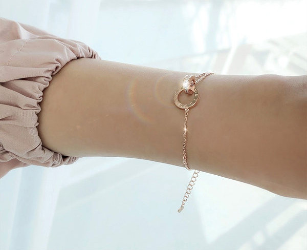 Smalka sieviešu rokassprādze - zelta krāsā