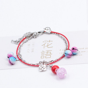 Ležerna ženska narukvica s privjeskom