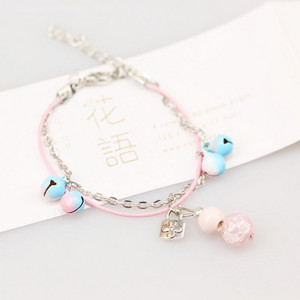 Ležerna ženska narukvica s privjeskom