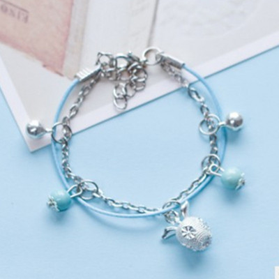 Ležerna ženska narukvica s privjeskom