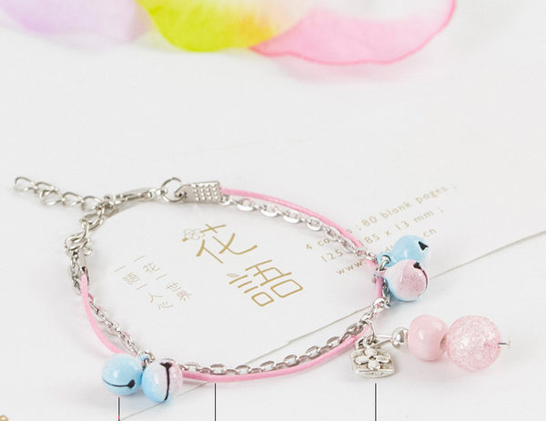 Ležerna ženska narukvica s privjeskom