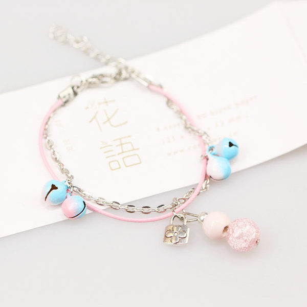 Ležerna ženska narukvica s privjeskom