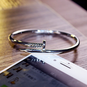 Μοντέρνο γυναικείο βραχιόλι νυχιών