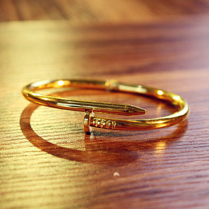 Μοντέρνο γυναικείο βραχιόλι νυχιών