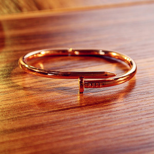 Μοντέρνο γυναικείο βραχιόλι νυχιών