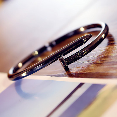 Μοντέρνο γυναικείο βραχιόλι νυχιών