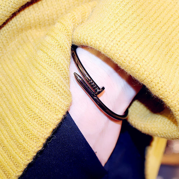 Μοντέρνο γυναικείο βραχιόλι νυχιών