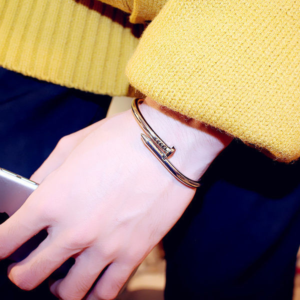 Μοντέρνο γυναικείο βραχιόλι νυχιών