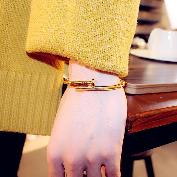 Μοντέρνο γυναικείο βραχιόλι νυχιών