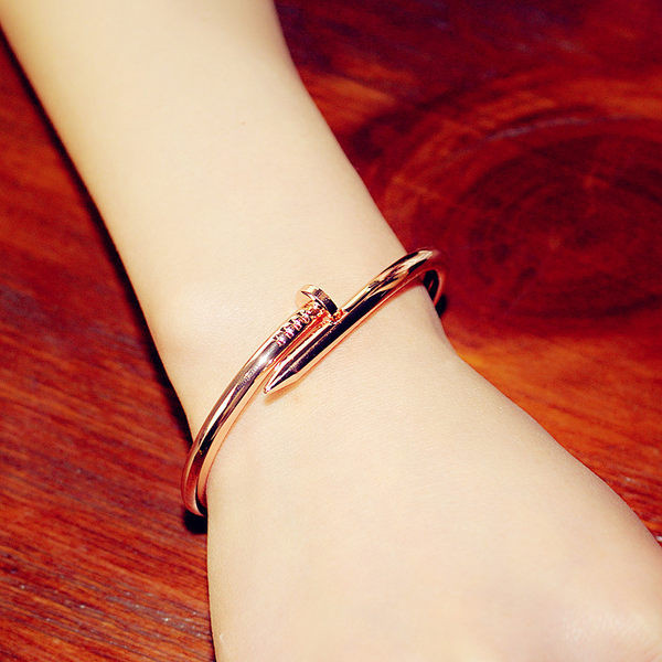 Μοντέρνο γυναικείο βραχιόλι νυχιών