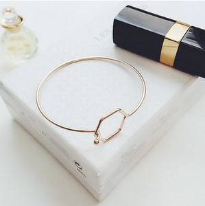 Bratara de dama cu diverse elemente metalice