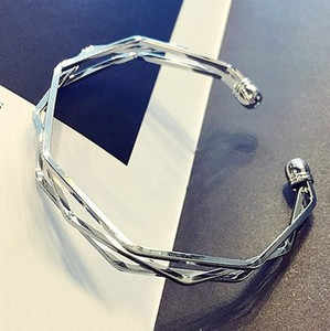 Bratara de dama cu diverse elemente metalice