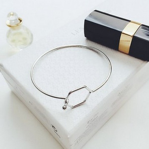 Bratara de dama cu diverse elemente metalice