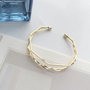 Bratara de dama cu diverse elemente metalice