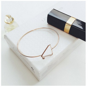 Bratara de dama cu diverse elemente metalice