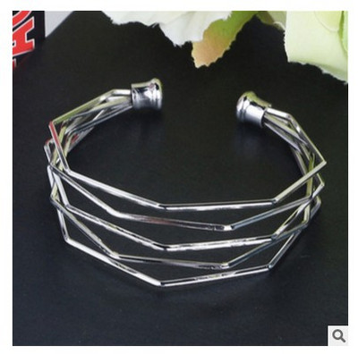 Bratara de dama cu diverse elemente metalice