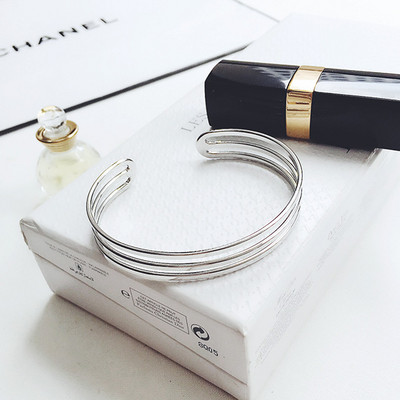 Bratara de dama cu diverse elemente metalice