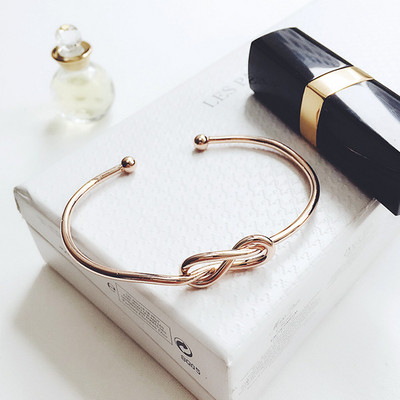 Bratara de dama cu diverse elemente metalice