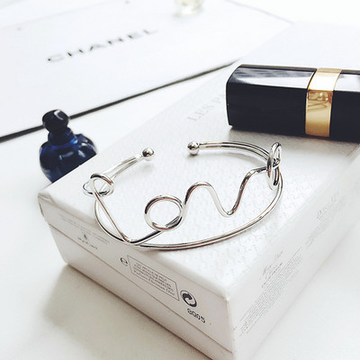 Bratara de dama cu diverse elemente metalice