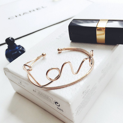 Bratara de dama cu diverse elemente metalice