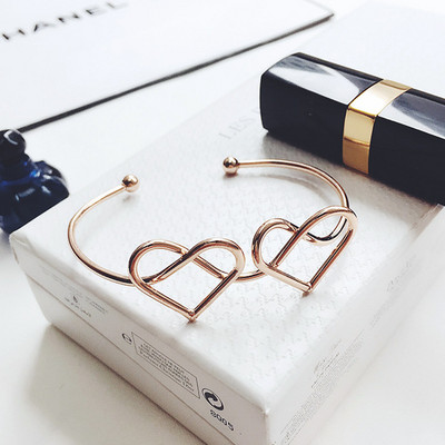 Bratara de dama cu diverse elemente metalice