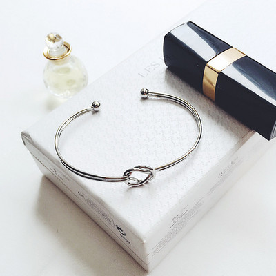 Bratara de dama cu diverse elemente metalice