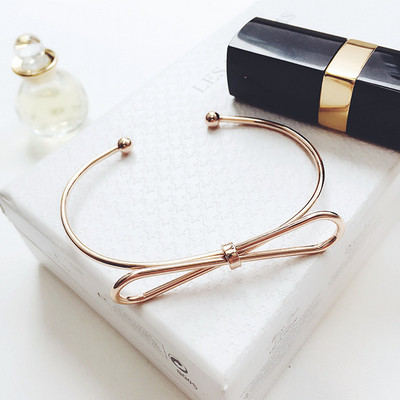 Bratara de dama cu diverse elemente metalice