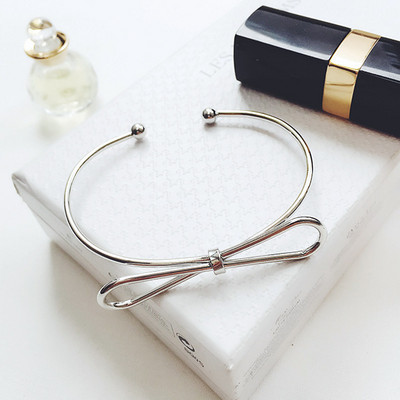 Bratara de dama cu diverse elemente metalice