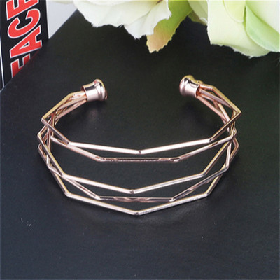 Bratara de dama cu diverse elemente metalice